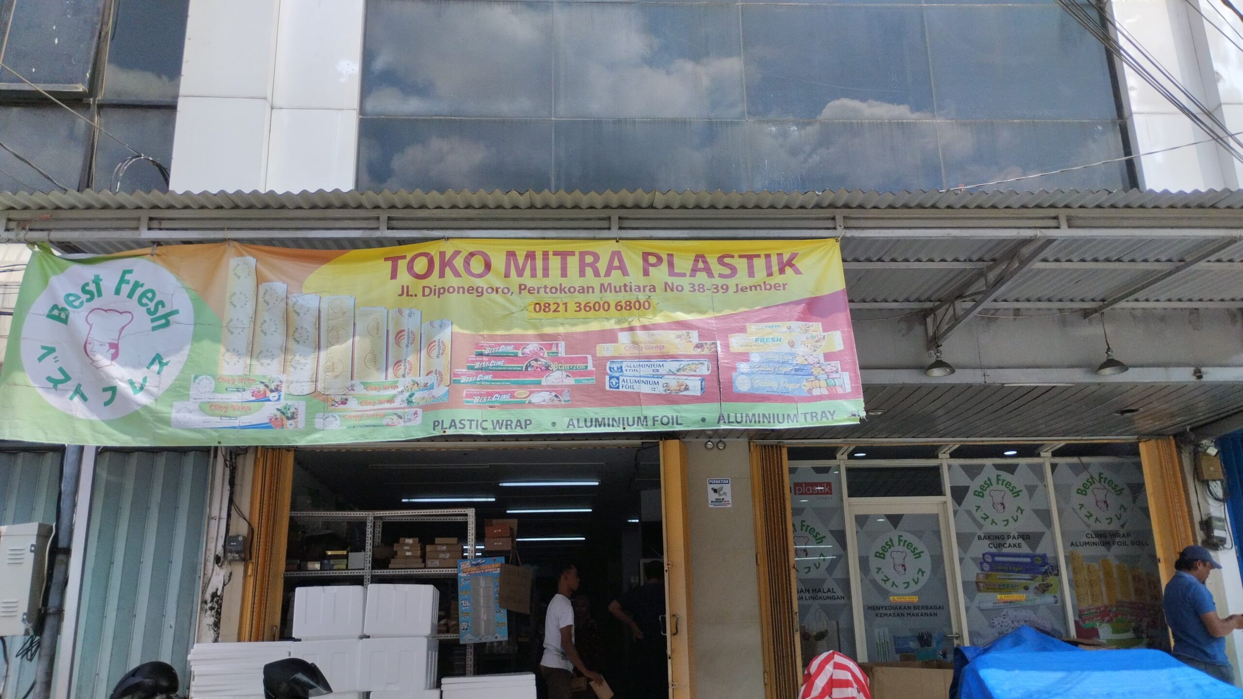 Salah satu toko plastik yang berada di Kabupaten Jember (Foto: Fadli/Jurnalbangsa).