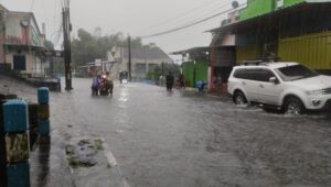 Genangan air yang membanjiri Jalan Sumatra, di Kabupaten Jember (Foto: Fadli/Jurnalbangsa).