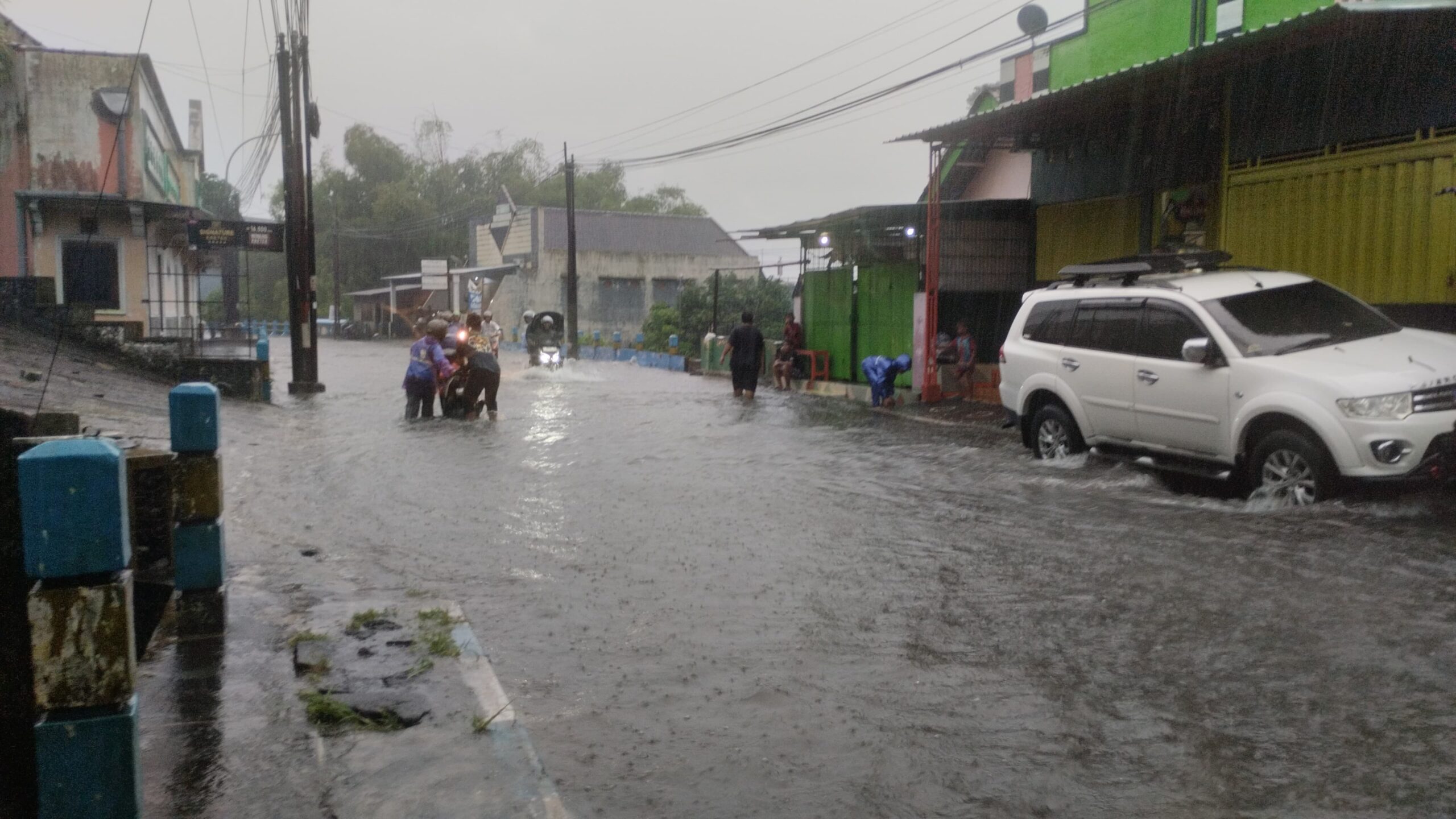 Genangan air yang membanjiri Jalan Sumatra, di Kabupaten Jember (Foto: Fadli/Jurnalbangsa).