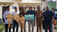PTPN 1 Regional 5 saat menyalurkan bantuan dana ke masyarakat (Foto: Istimewa).