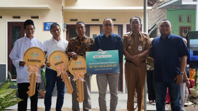 PTPN 1 Regional 5 saat menyalurkan bantuan dana ke masyarakat (Foto: Istimewa).