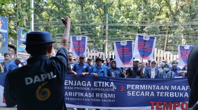 JURNAL BANGSA Kholilur Rahman, Koordinator Aliansi Kader Restorasi Jember, saat memimpin aksi damai (Foto: Fadli/Jurnalbangsa).