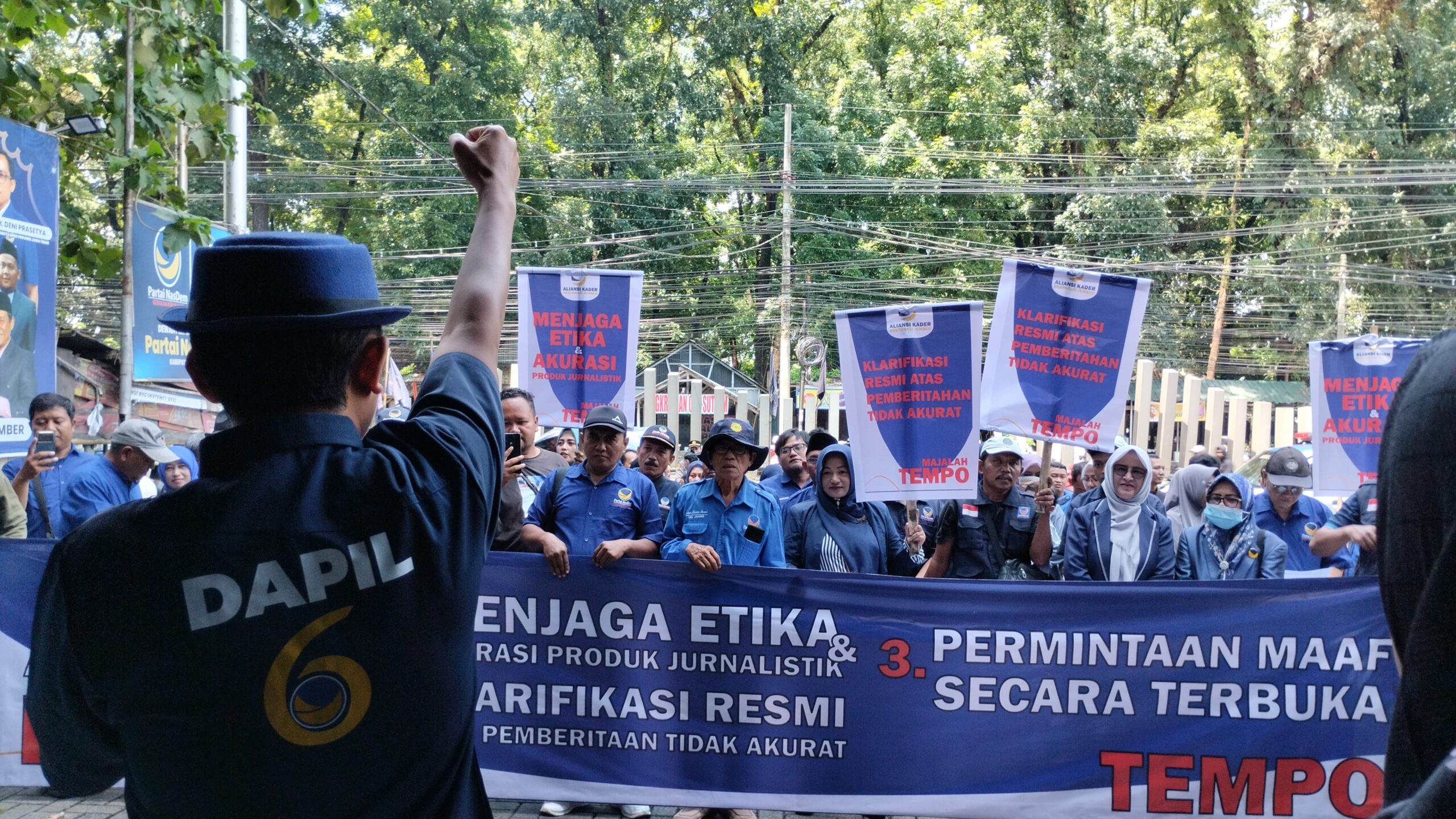 Kholilur Rahman, Koordinator Aliansi Kader Restorasi Jember, saat memimpin aksi damai (Foto: Fadli/Jurnalbangsa).