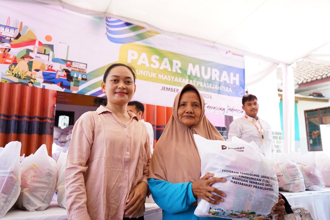 Warga saat foto bareng salah satu karyawan Pertamina Patra Niaga (Foto: Istimewa).
