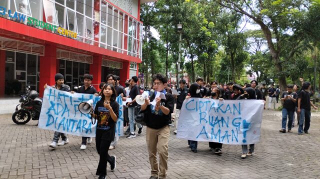 Massa aksi saat melakukan long march menuju gedung Dekanat Fakultas Hukum UNEJ (Foto: Fadli/Jurnalbangsa).
