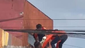 Korban saat dievakuasi oleh petugas Damkar Jember (Foto: Istimewa).