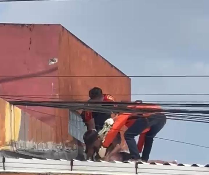 Korban saat dievakuasi oleh petugas Damkar Jember (Foto: Istimewa).