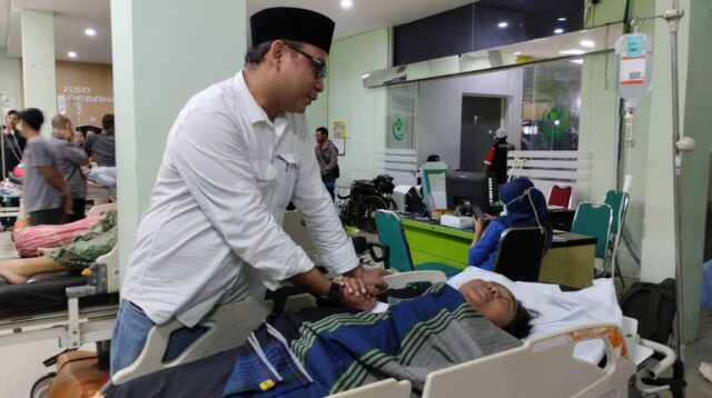 Pj Sekretaris Daerah Kabupaten Jember, Akhmad Helmi Luqman, saat mengunjungi ASN yang sedang dirawat di RSD dr. Soebandi (Foto: Fadli/Jurnalbangsa).