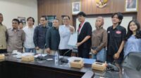 Ketua DPRD Jember Ahmad Halim dan Ketua DPC GMNI Jember saat menyepakati pakta integritas dalam mendukung pengesahan RUU PPRT (Foto: Fadli/Jurnalbangsa).