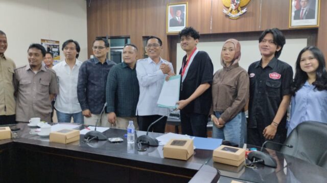 Ketua DPRD Jember Ahmad Halim dan Ketua DPC GMNI Jember saat menyepakati pakta integritas dalam mendukung pengesahan RUU PPRT (Foto: Fadli/Jurnalbangsa).