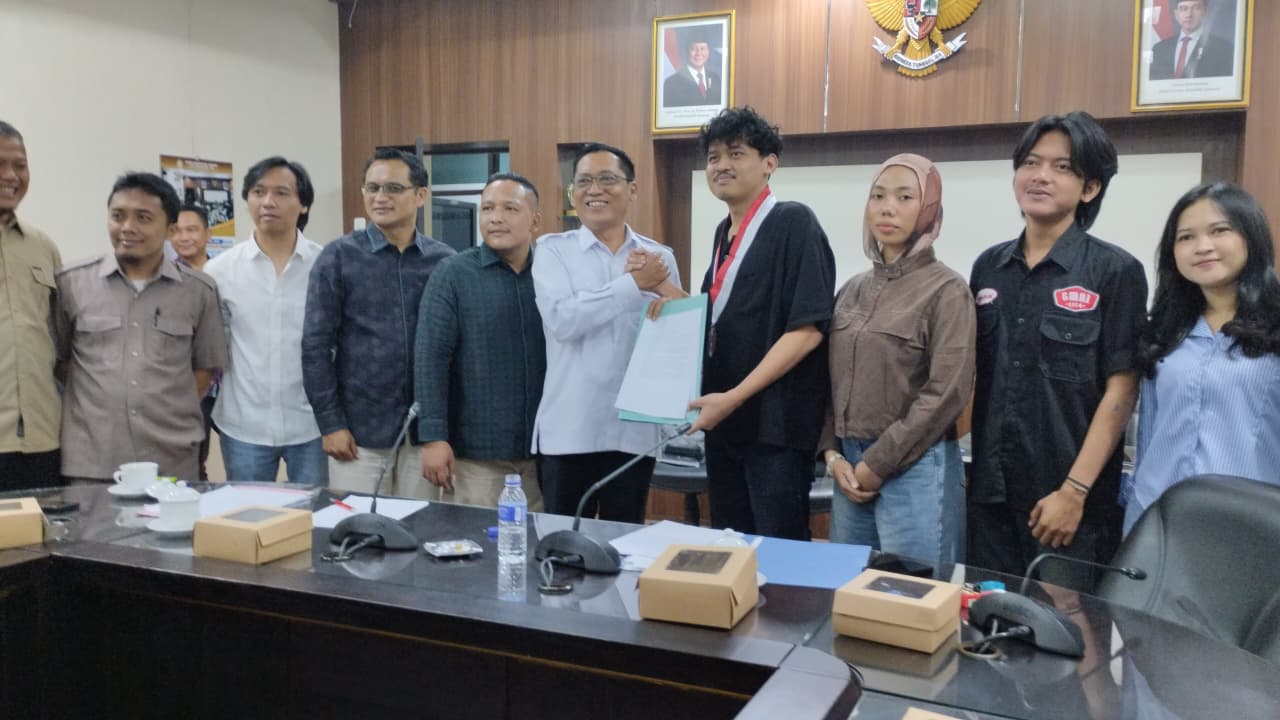 Ketua DPRD Jember Ahmad Halim dan Ketua DPC GMNI Jember saat menyepakati pakta integritas dalam mendukung pengesahan RUU PPRT (Foto: Fadli/Jurnalbangsa).