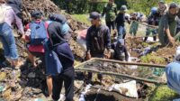 Sejumlah mahasiswa Mapala se-Jember saat melakukan pengambilan kompos di TPA Pakusari, Jember, (Foto: Fadli/Jurnalbangsa).