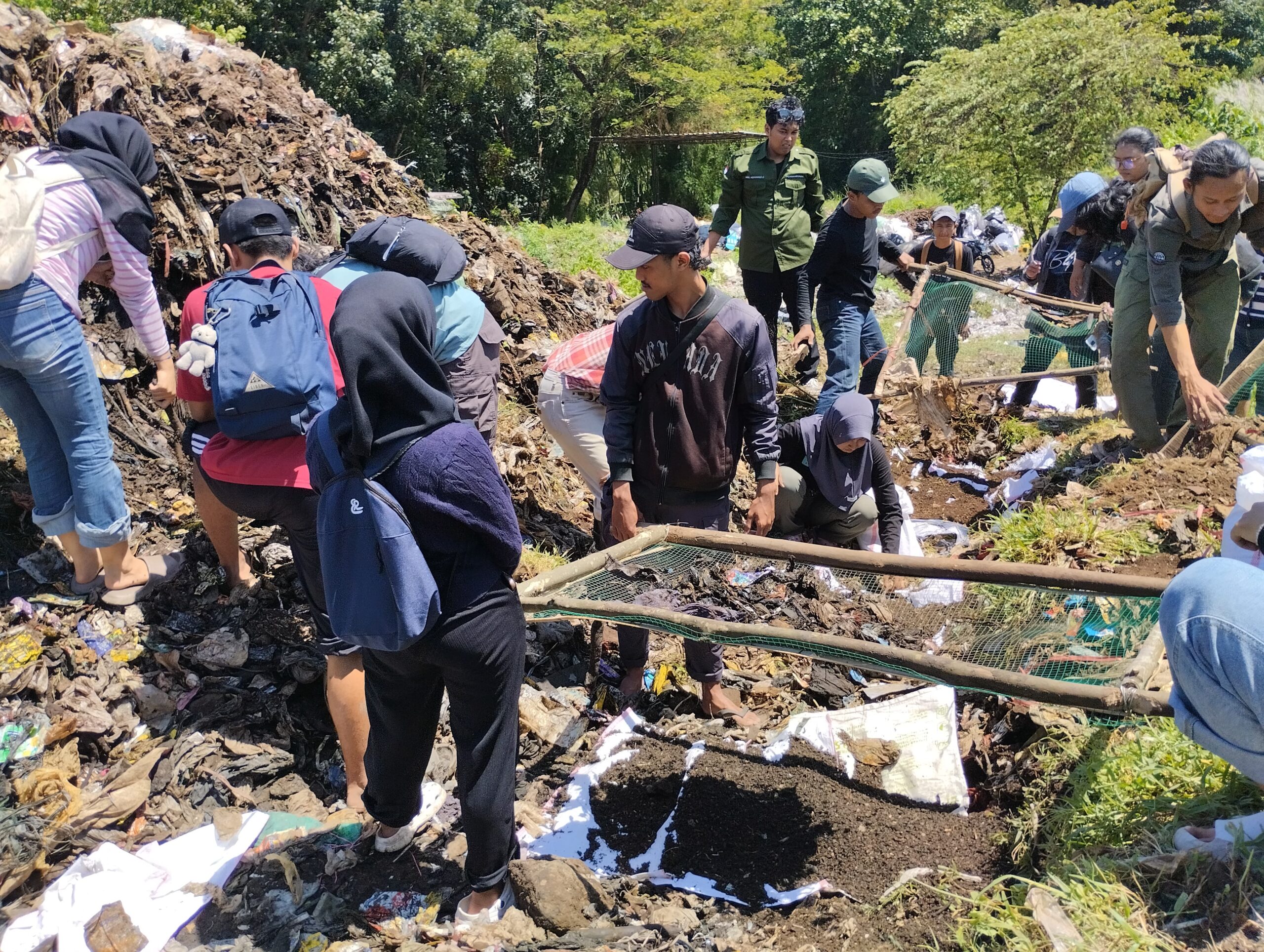 Sejumlah mahasiswa Mapala se-Jember saat melakukan pengambilan kompos di TPA Pakusari, Jember, (Foto: Fadli/Jurnalbangsa).