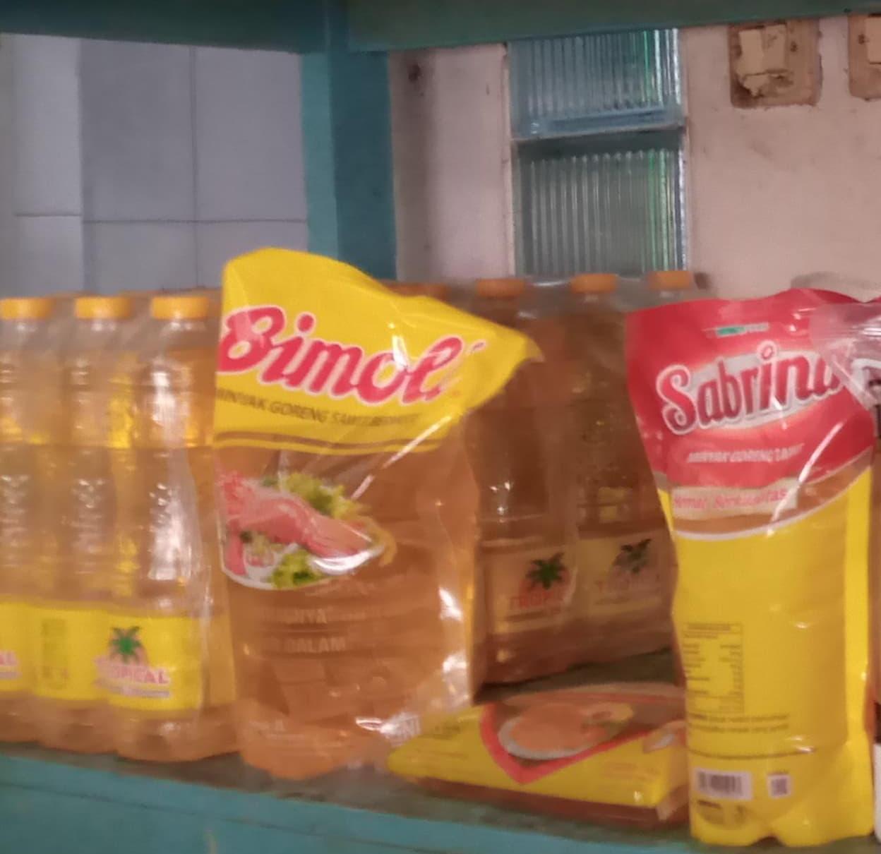 Deretan merk minyak di salah satu toko dekat Pasar Tanjung, Jember, (Foto: Istimewa).