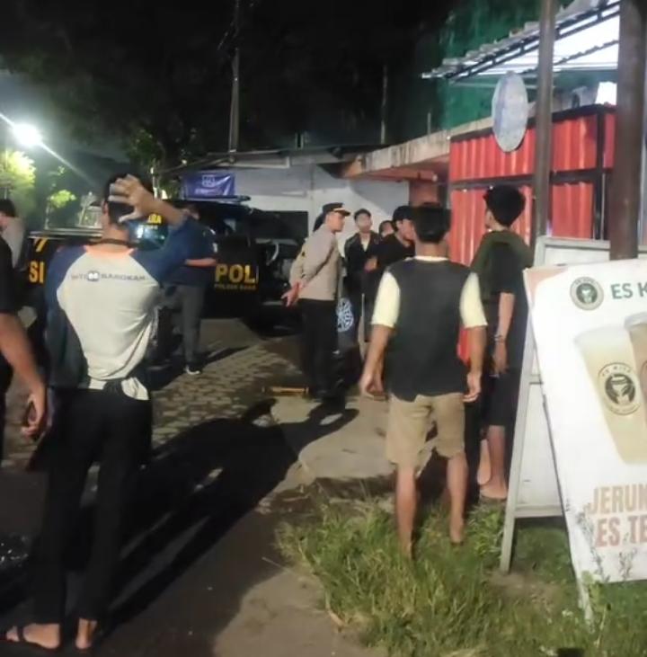 Pihak kepolisian saat mengecek lokasi kejadian (Foto: Istimewa).