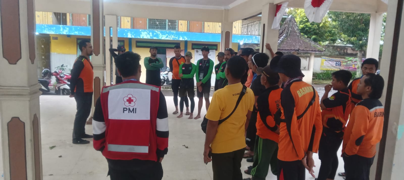 Tim PMI Jember saat koordinasi sebelum melakukan pencarian (Foto: PMI Jember).