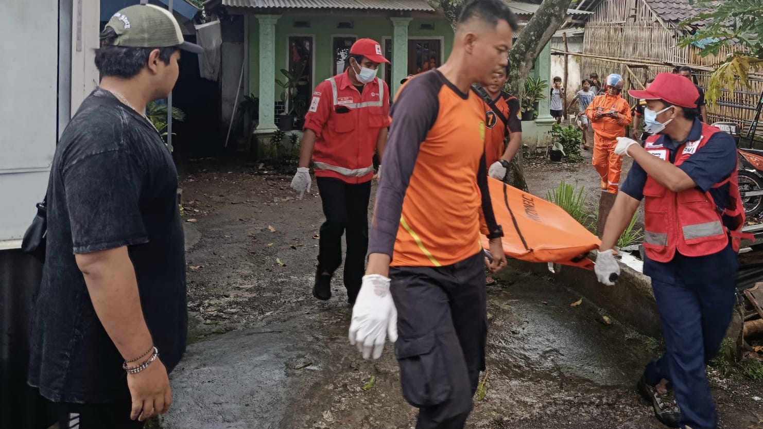 Korban saat dievakuasi setelah ditemukan dalam kondisi meninggal dunia (Foto: PMI Jember).
