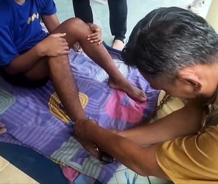 Dinsos saat evakuasi ODGJ di Kecamatan Puger, Jember (Foto: Istimewa).