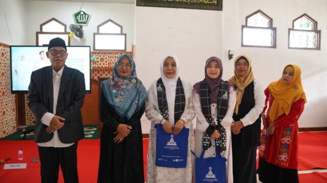 Rektor UIN KHAS Jember, saat foto bersama dengan salah satu jemaah haji dari kampus (Foto: Humas UIN KHAS Jember).
