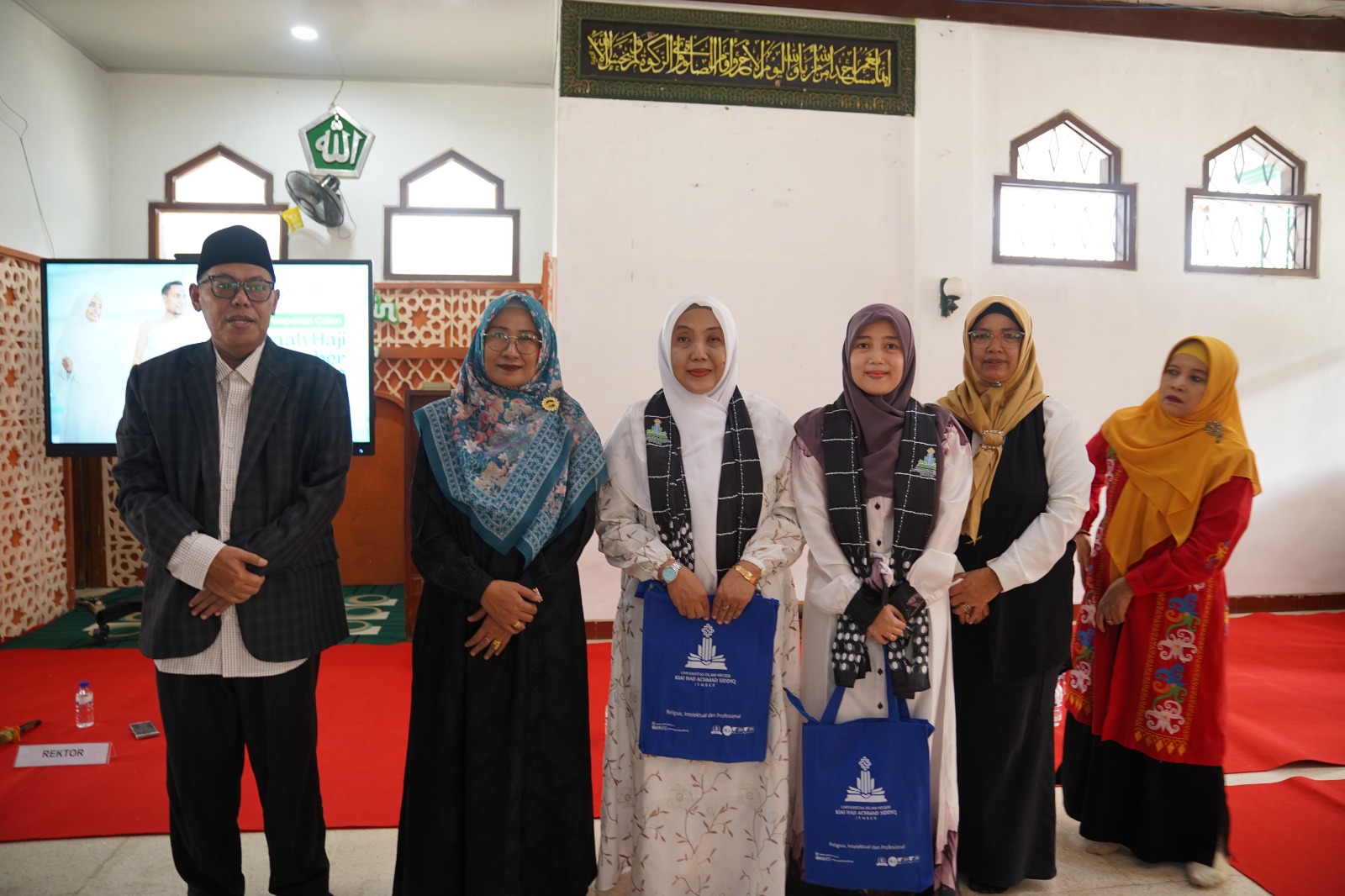 Rektor UIN KHAS Jember, saat foto bersama dengan salah satu jemaah haji dari kampus (Foto: Humas UIN KHAS Jember).