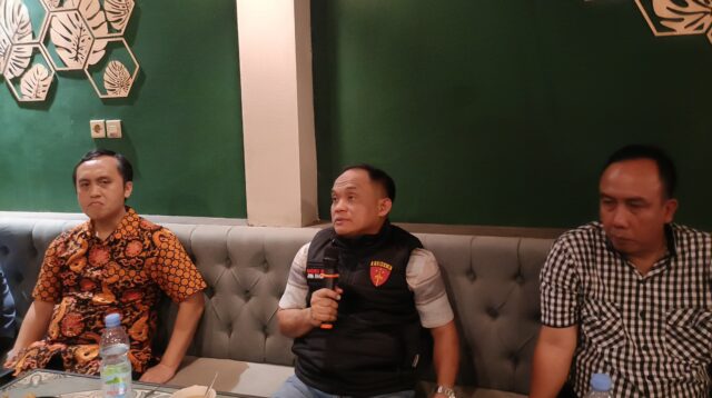 Kepala Kejaksaan Negeri (Kajari) Jember, Yadyn (tengah) saat menghadiri silaturahmi dengan awak media di Grand Cafe (Foto: Fadli/Jurnalbangsa).