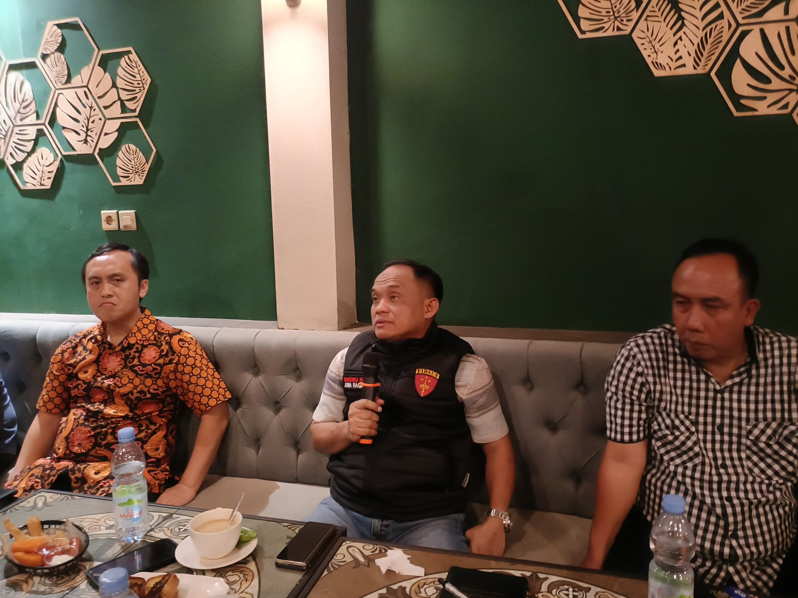 Kepala Kejaksaan Negeri (Kajari) Jember, Yadyn (tengah) saat menghadiri silaturahmi dengan awak media di Grand Cafe (Foto: Fadli/Jurnalbangsa).