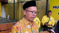 Anggota Komisi X DPR RI Fraksi Golkar, Muhamad Nur Purnamasidi, atau Bang Pur saat diwawancara di depan Sekretariat DPD Fraksi Golkar, Jember (Foto: Fadli/Jurnalbangsa).