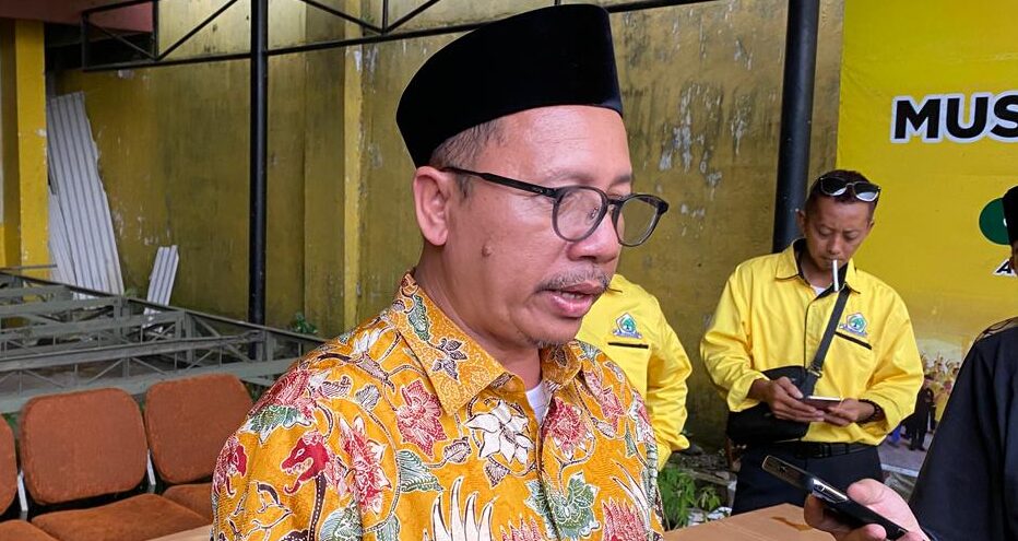 Anggota Komisi X DPR RI Fraksi Golkar, Muhamad Nur Purnamasidi, atau Bang Pur saat diwawancara di depan Sekretariat DPD Fraksi Golkar, Jember (Foto: Fadli/Jurnalbangsa).