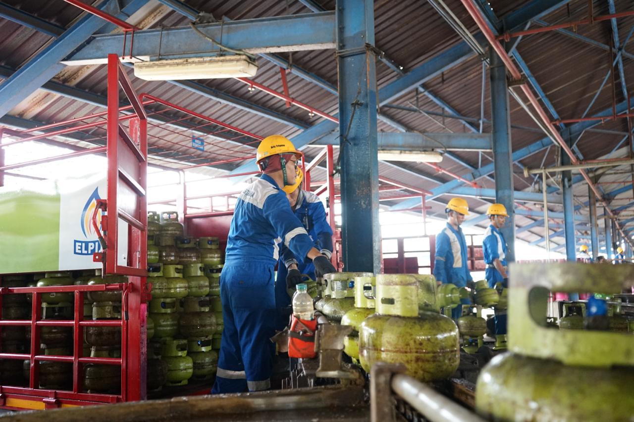 Pertamina Patra Niaga saat menyiapkan pasokan tambahan energi untuk masyarakat (Foto: Pertamina Patra Niaga).