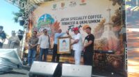 Pj Sekda Jember, Achmad Imam Fauzi, saat menghadiri Festival Kopi, Tembakau dan UMKM di Alun-alun Jember (Foto: Istimewa).