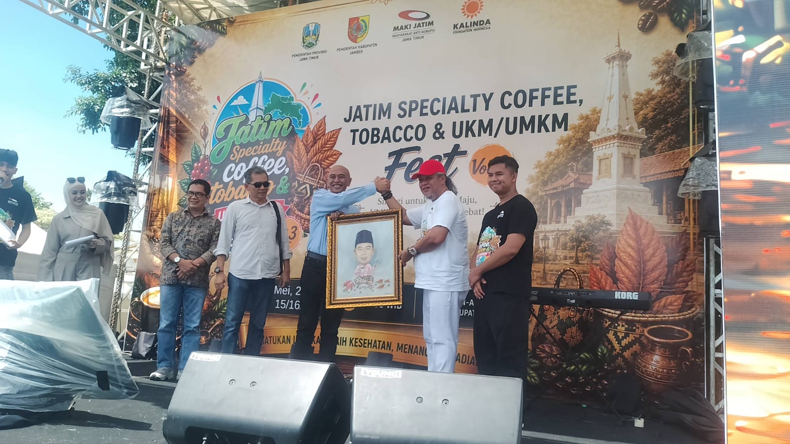 Pj Sekda Jember, Achmad Imam Fauzi, saat menghadiri Festival Kopi, Tembakau dan UMKM di Alun-alun Jember (Foto: Istimewa).