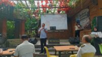 Petugas Kantor Imigrasi Kelas I TPI Jember saat memberikan sosialisasi acara Jempol Asing di Cafe Tebing (Foto: Istimewa).