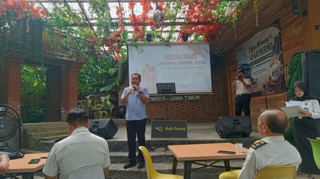 Petugas Kantor Imigrasi Kelas I TPI Jember saat memberikan sosialisasi acara Jempol Asing di Cafe Tebing (Foto: Istimewa).