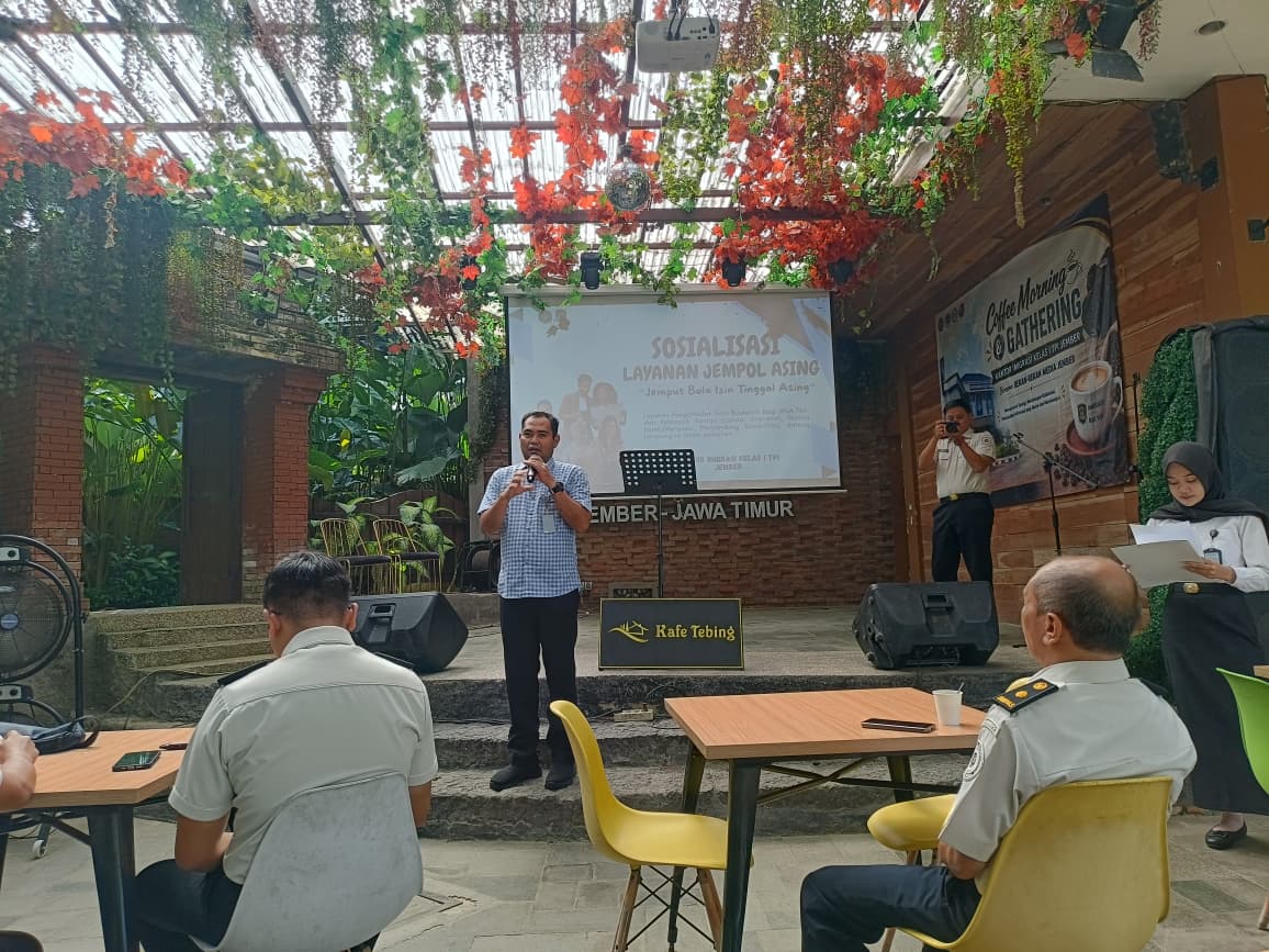 Petugas Kantor Imigrasi Kelas I TPI Jember saat memberikan sosialisasi acara Jempol Asing di Cafe Tebing (Foto: Istimewa).