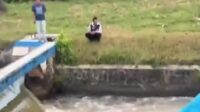 JURNAL BANGSA Warga setempat saat mengevakuasi korban yang tewas tenggelam di sungai (Foto: Istimewa).