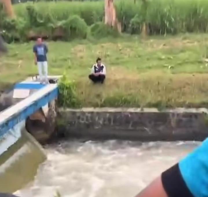 Warga setempat saat mengevakuasi korban yang tewas tenggelam di sungai (Foto: Istimewa).