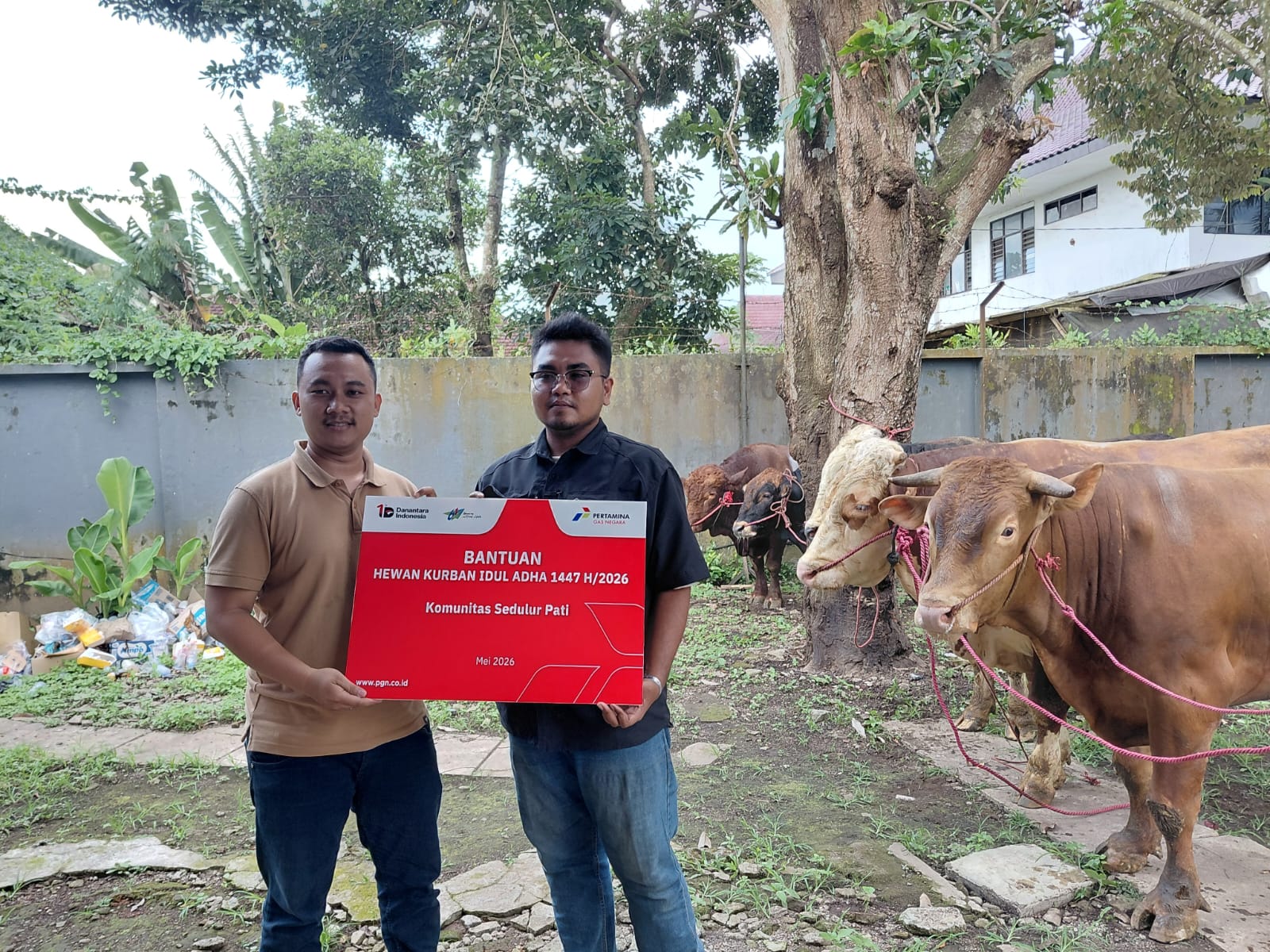 Saat prosesi penyerahan hewan kurban dari pihak Pertamina Gas Negara kepada Komunitas Sedulur Pati (Foto: Humas Sedulur Pati).
