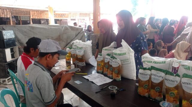 Bulog Jember menyalurkan bantuan pangan pada warga. (Foto: Istimewa)