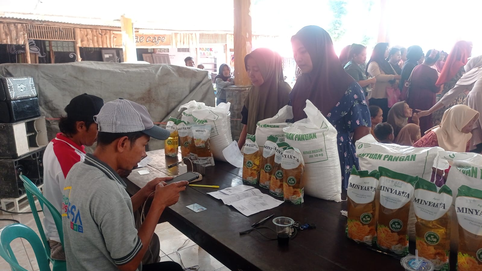 Bulog Jember menyalurkan bantuan pangan pada warga. (Foto: Istimewa)