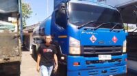 Mohammad Husni Thamrin, praktisi hukum Jember yang sedang meninjau lokasi kejadian penimbunan BBM bersubsidi di Kecamatan Ajung, Jember (Foto: Istimewa).