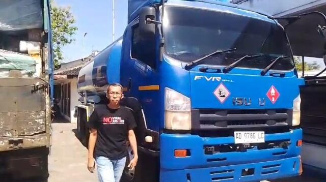 Mohammad Husni Thamrin, praktisi hukum Jember yang sedang meninjau lokasi kejadian penimbunan BBM bersubsidi di Kecamatan Ajung, Jember (Foto: Istimewa).