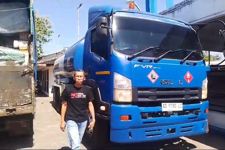Mohammad Husni Thamrin, praktisi hukum Jember yang sedang meninjau lokasi kejadian penimbunan BBM bersubsidi di Kecamatan Ajung, Jember (Foto: Istimewa).