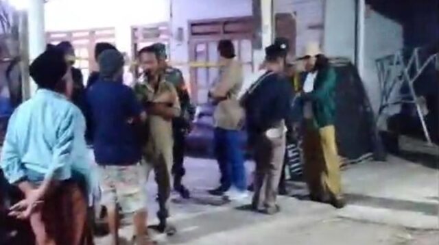 Pihak kepolisian saat melakukan penyelidikan dan olah TKP (Foto: Istimewa).