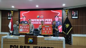 Pihak kepolisian Polres Jember saat menunjukkan barang bukti dalam pengungkapan kasus narkoba saat Press Release di Aula Rupatama (Foto: Fadli/Jurnalbangsa).