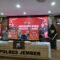 Pihak kepolisian Polres Jember saat menunjukkan barang bukti dalam pengungkapan kasus narkoba saat Press Release di Aula Rupatama (Foto: Fadli/Jurnalbangsa).