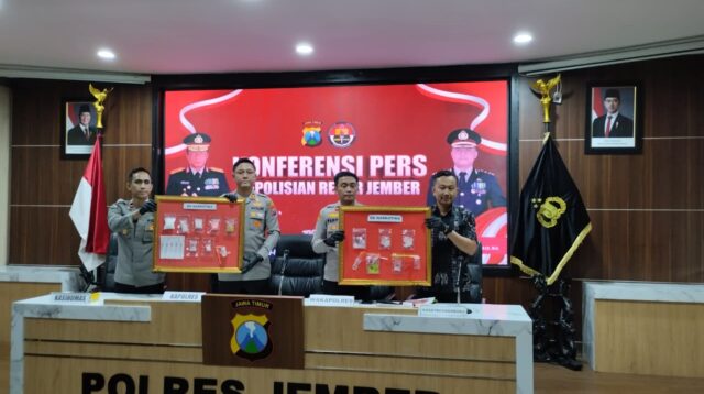 Pihak kepolisian Polres Jember saat menunjukkan barang bukti dalam pengungkapan kasus narkoba saat Press Release di Aula Rupatama (Foto: Fadli/Jurnalbangsa).