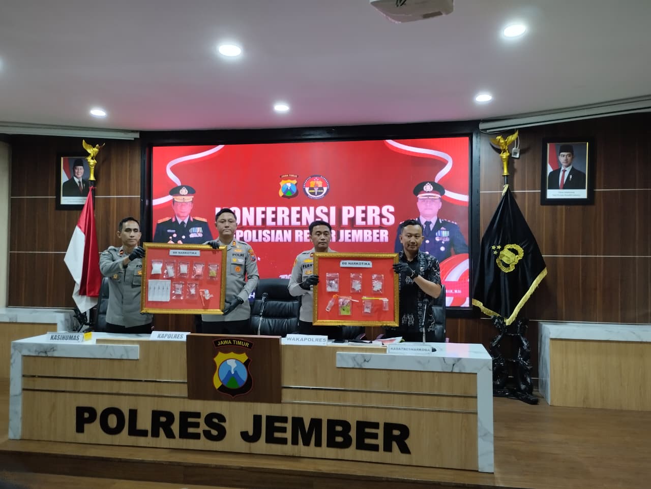 Pihak kepolisian Polres Jember saat menunjukkan barang bukti dalam pengungkapan kasus narkoba saat Press Release di Aula Rupatama (Foto: Fadli/Jurnalbangsa).
