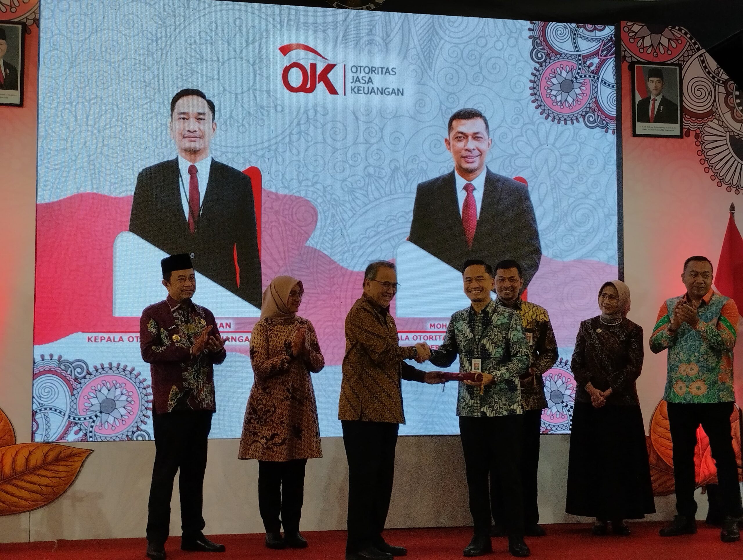 Prosesi simbolis pengukuhan dari Dewan Komisioner OJK, Dicky Kartikoyono kepada Kepala OJK Kabupaten Jember, Aris Budiman di Hotel Aston (Foto: Fadli/Jurnalbangsa).