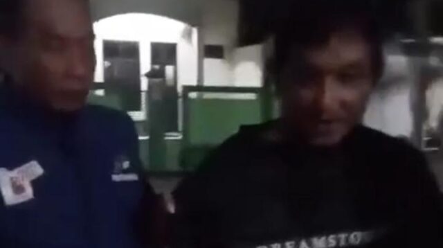 Pelaku saat dipergoki di Musala Al-Miftah oleh petugas SPBU Yosorati, Kecamatan Sumberbaru, Jember (Foto: Tangkapan layar dari media sosial).