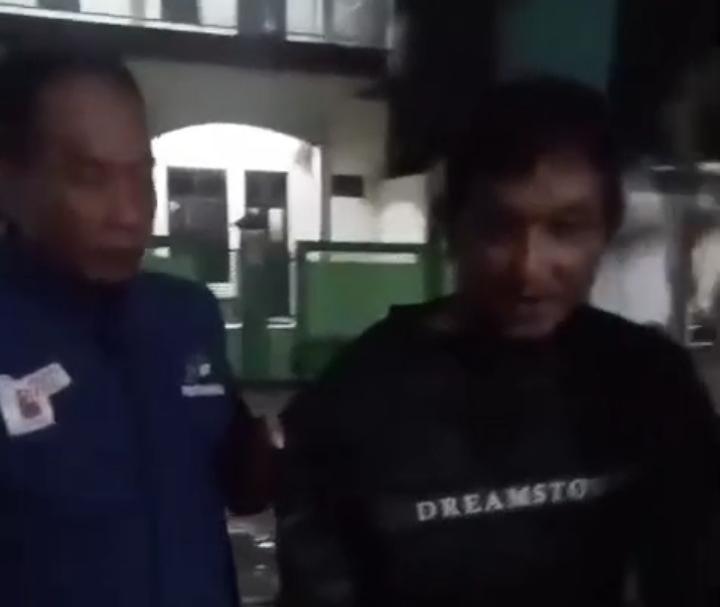 Pelaku saat dipergoki di Musala Al-Miftah oleh petugas SPBU Yosorati, Kecamatan Sumberbaru, Jember (Foto: Tangkapan layar dari media sosial).